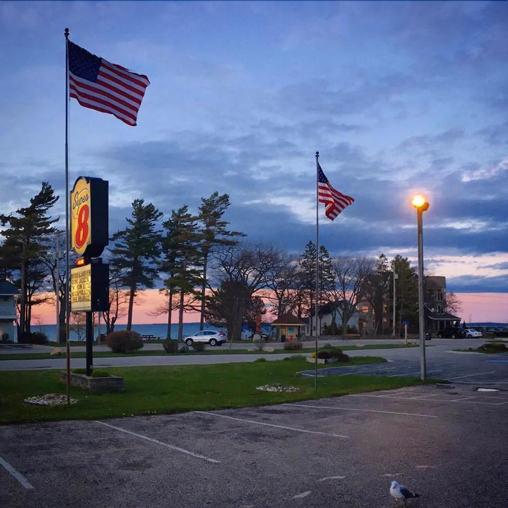 Super 8 By Wyndham Bridgeview Of Mackinaw City Extérieur photo