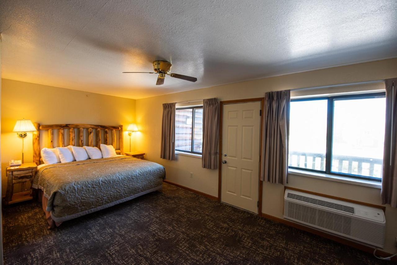 Super 8 By Wyndham Bridgeview Of Mackinaw City Extérieur photo