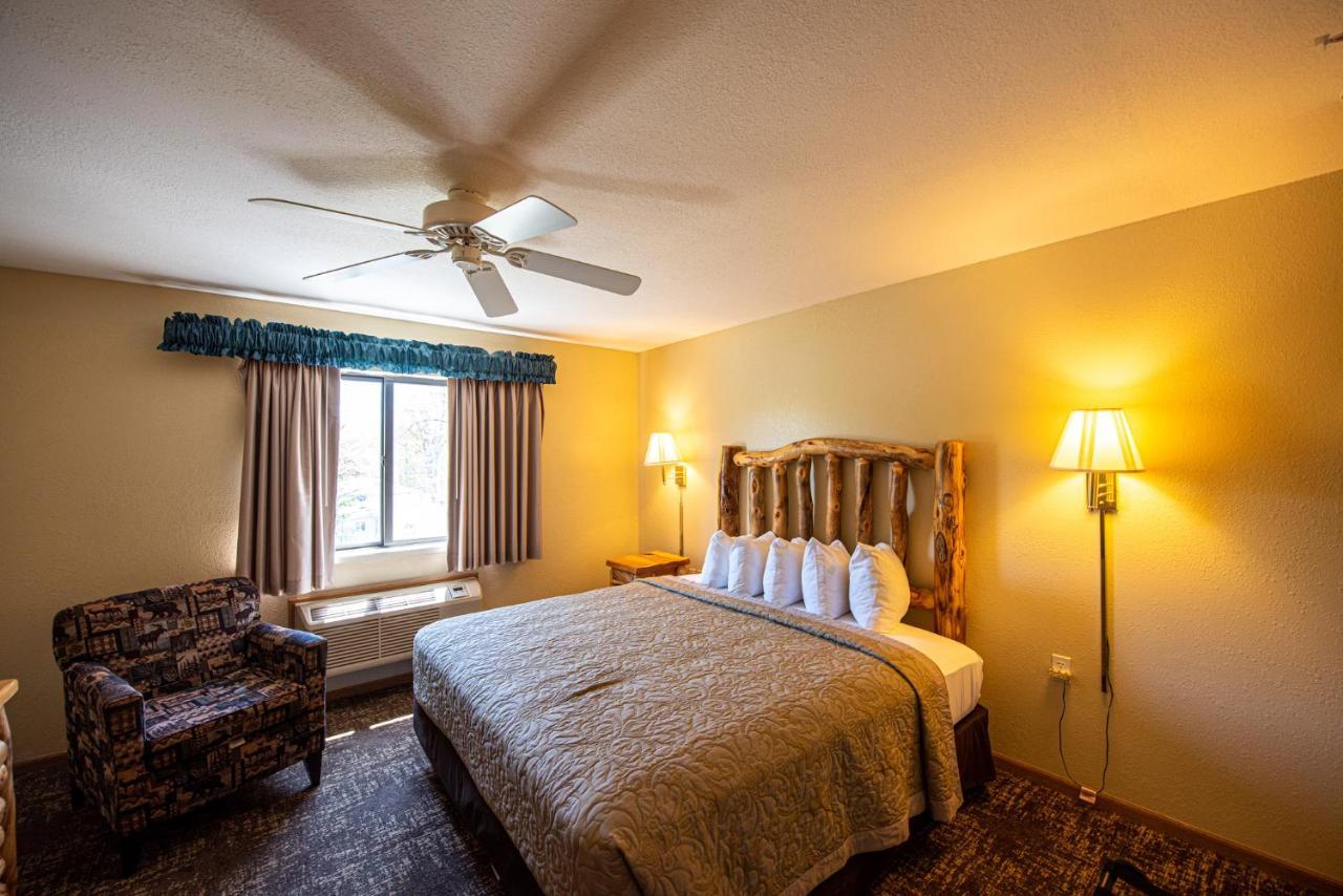 Super 8 By Wyndham Bridgeview Of Mackinaw City Extérieur photo