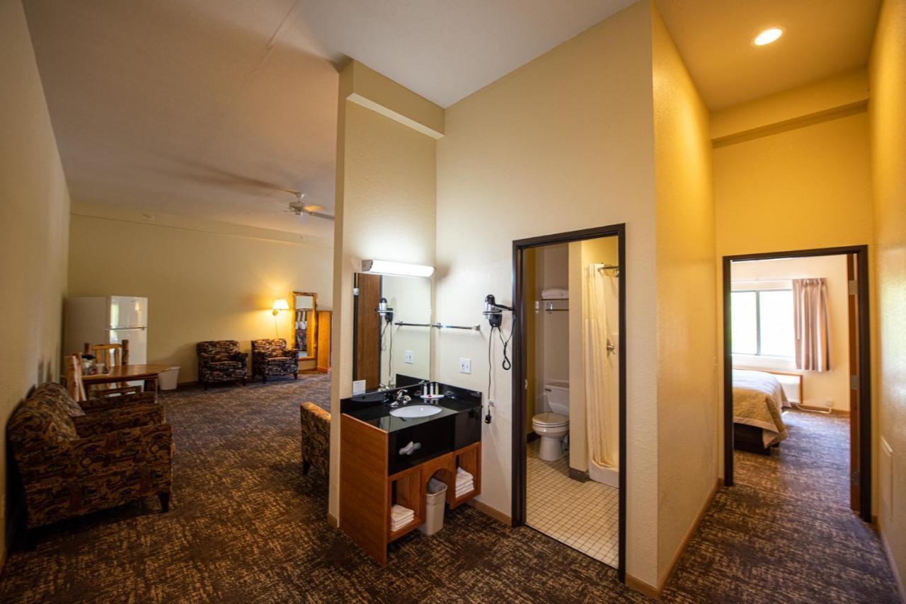 Super 8 By Wyndham Bridgeview Of Mackinaw City Extérieur photo