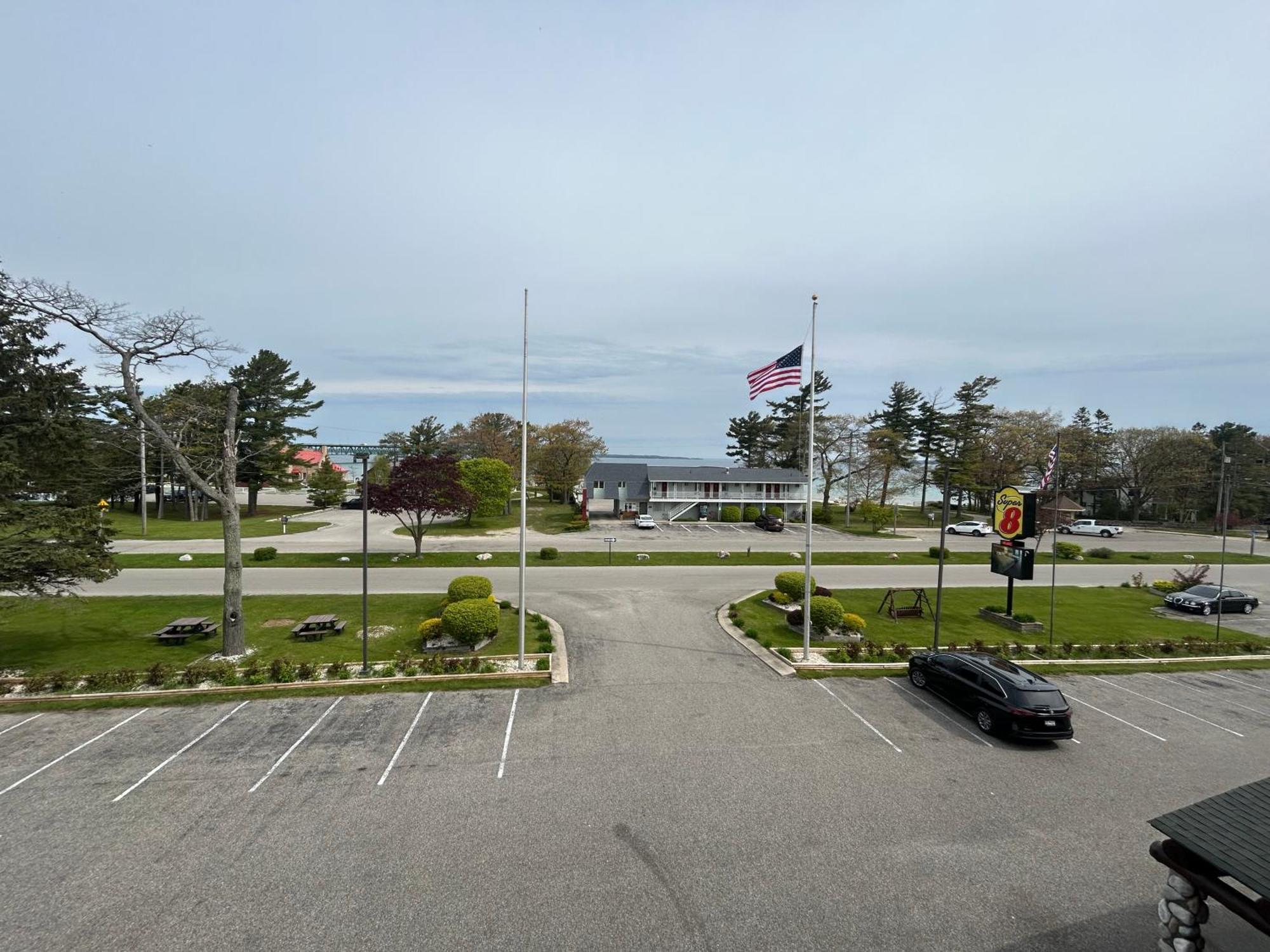 Super 8 By Wyndham Bridgeview Of Mackinaw City Extérieur photo