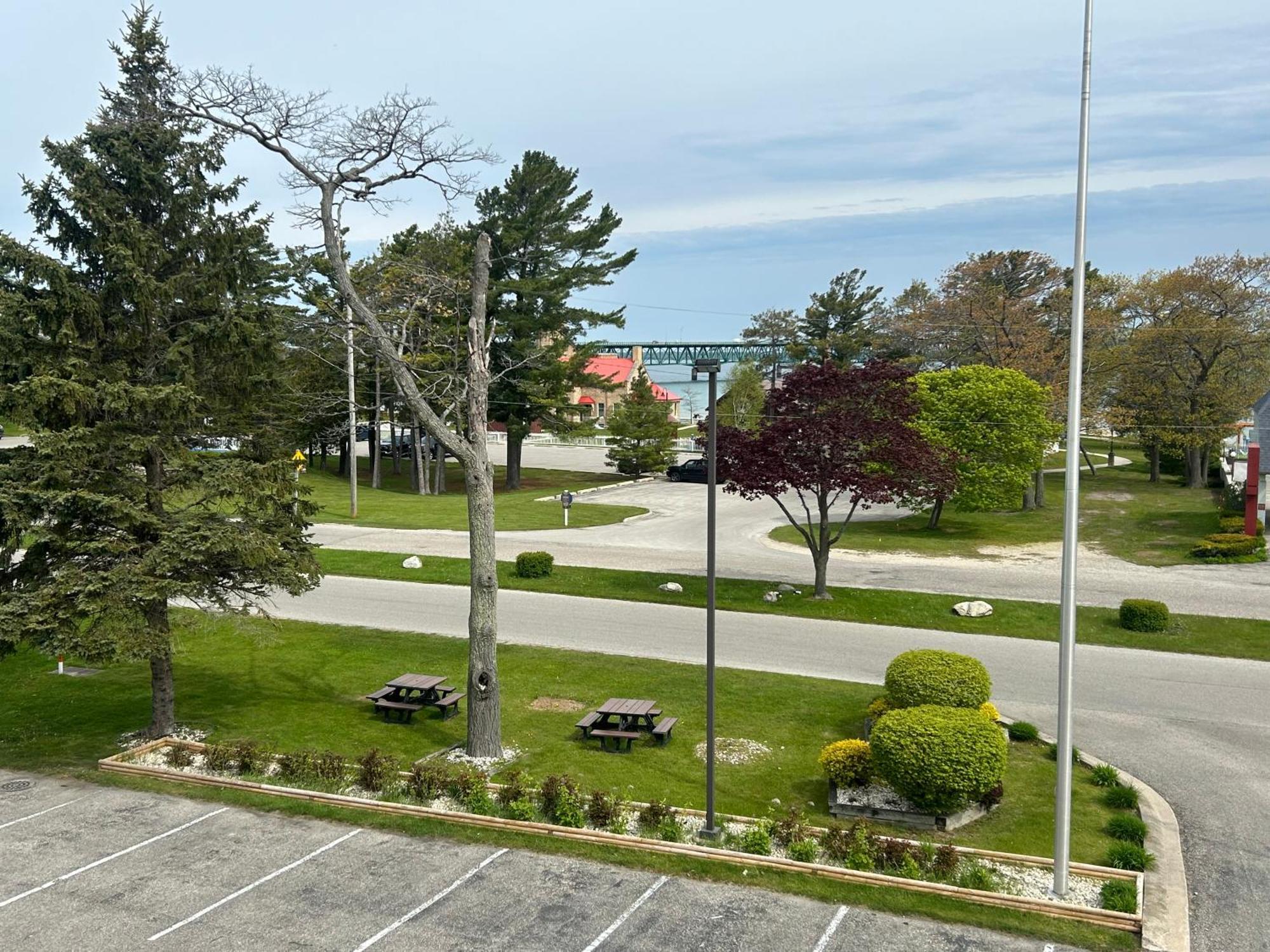 Super 8 By Wyndham Bridgeview Of Mackinaw City Extérieur photo