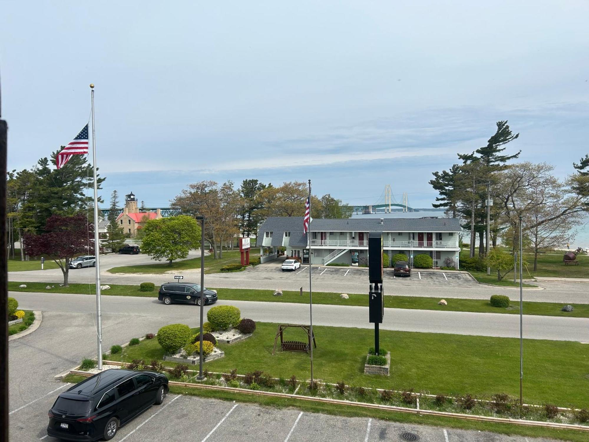 Super 8 By Wyndham Bridgeview Of Mackinaw City Extérieur photo