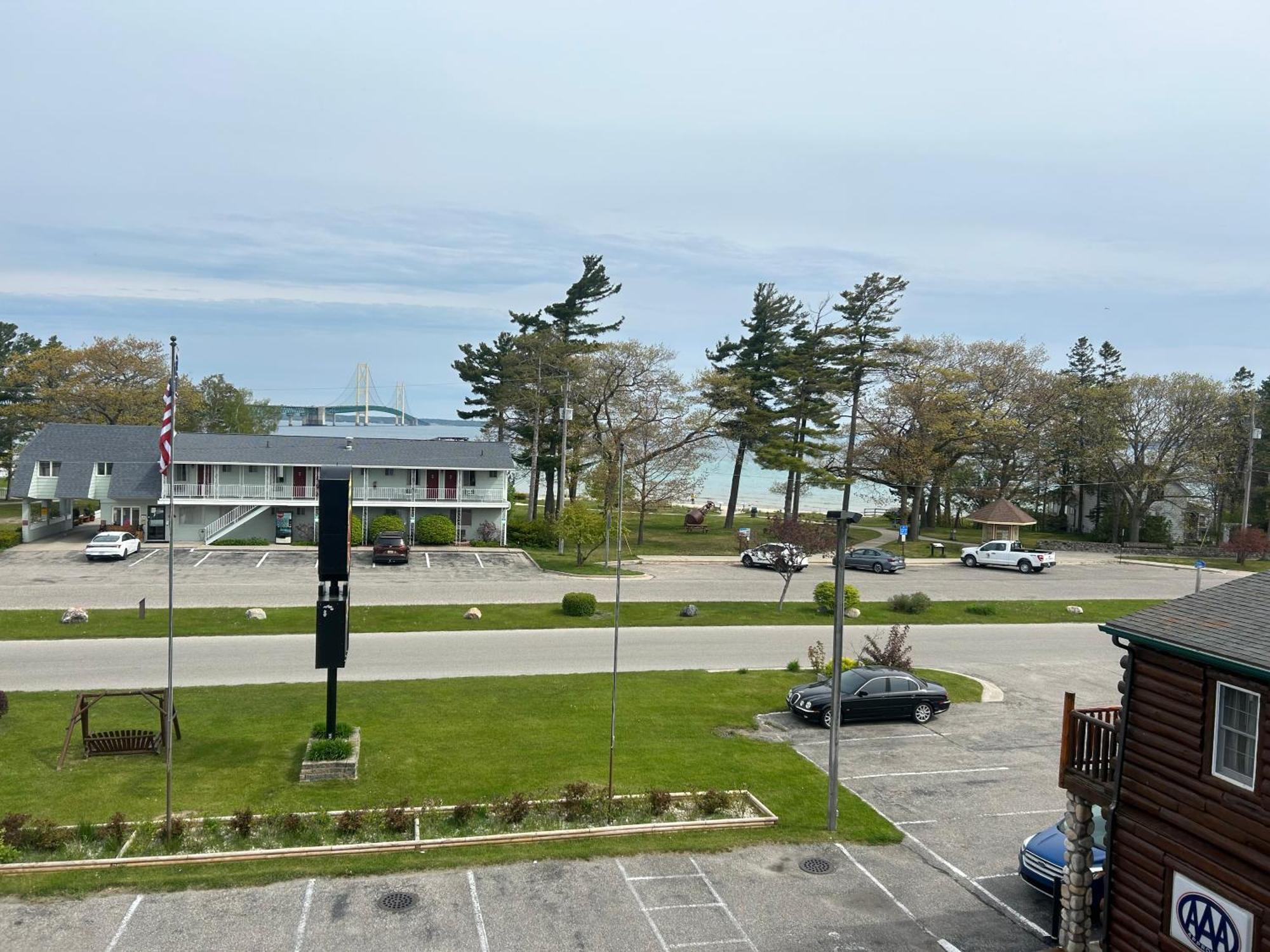 Super 8 By Wyndham Bridgeview Of Mackinaw City Extérieur photo