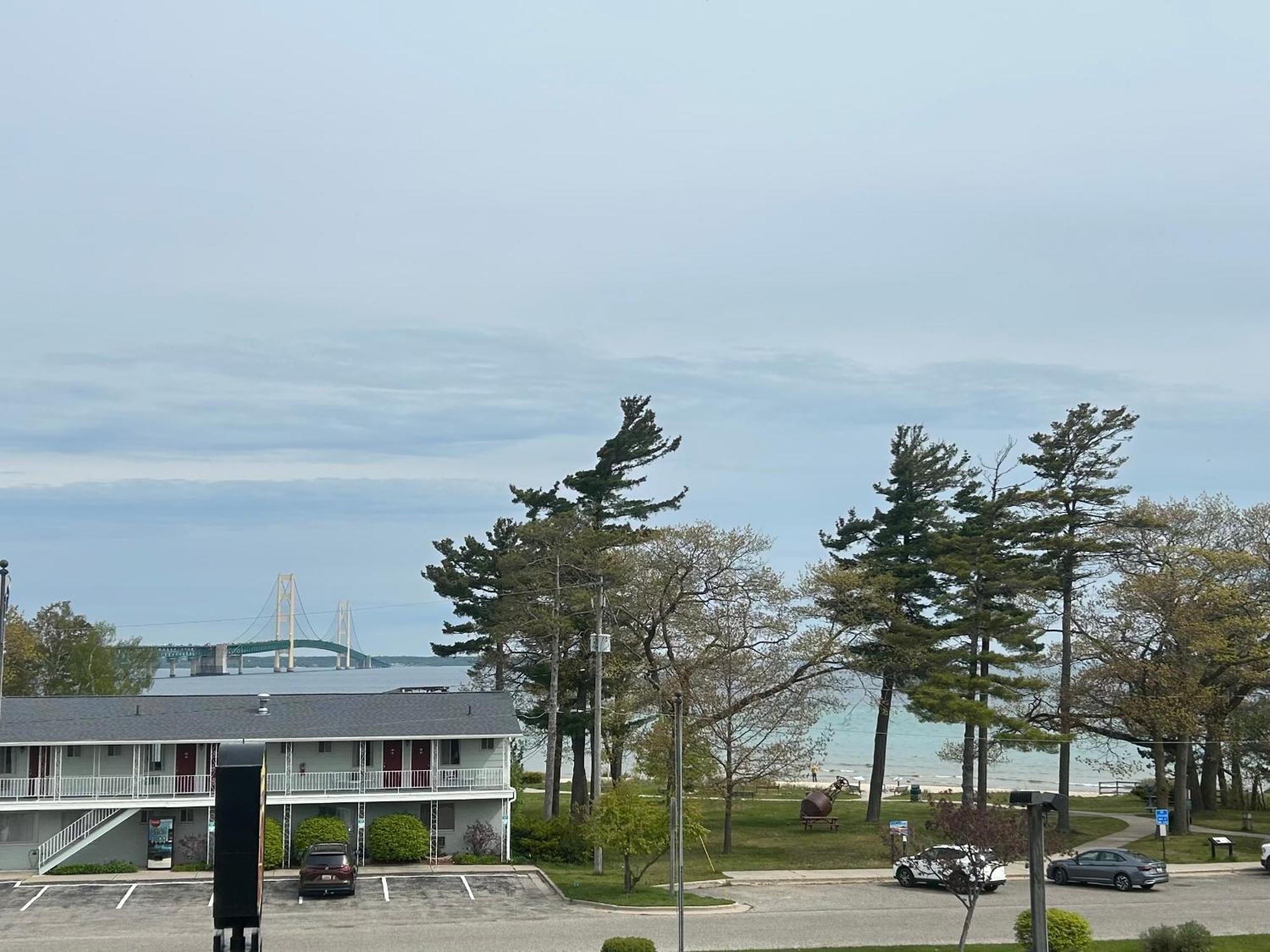 Super 8 By Wyndham Bridgeview Of Mackinaw City Extérieur photo