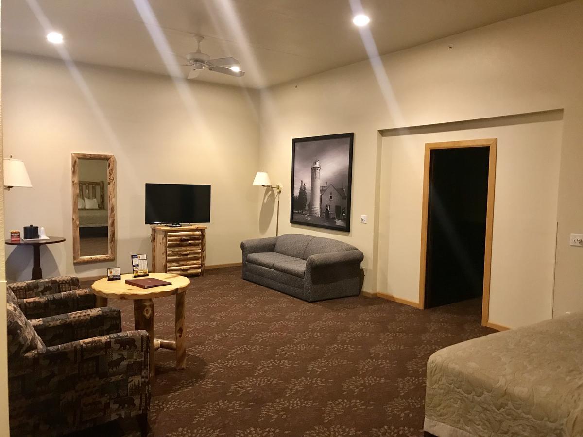Super 8 By Wyndham Bridgeview Of Mackinaw City Extérieur photo