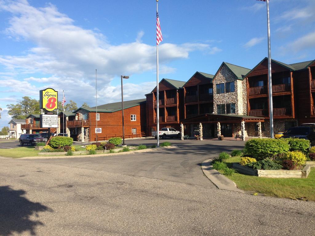 Super 8 By Wyndham Bridgeview Of Mackinaw City Extérieur photo