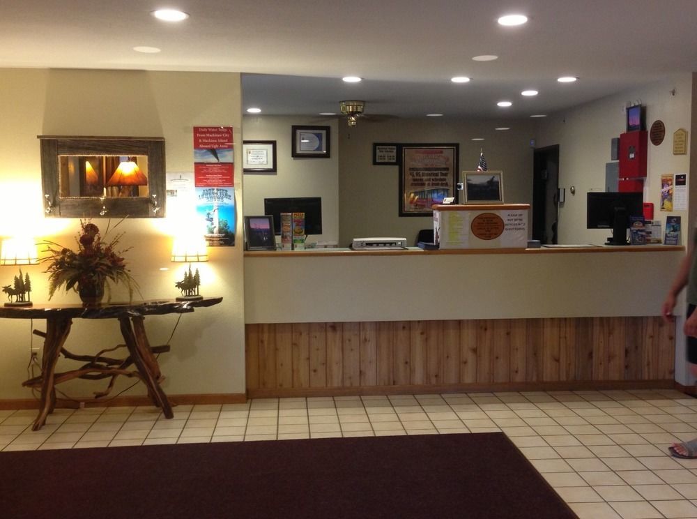 Super 8 By Wyndham Bridgeview Of Mackinaw City Extérieur photo